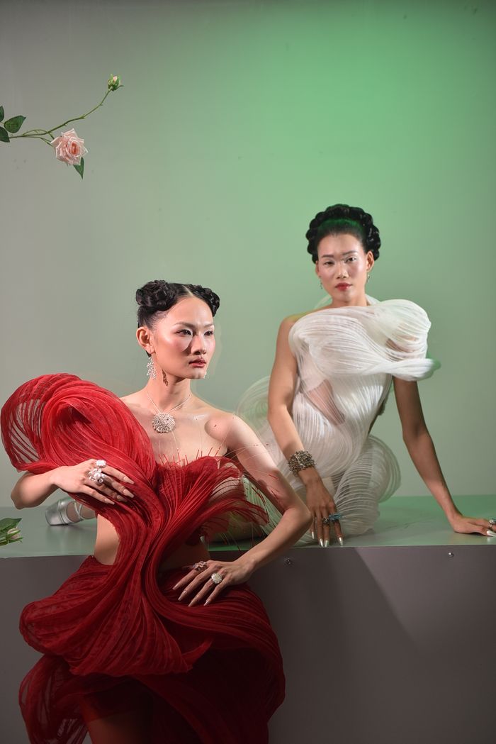 about-07 Artistic portrait of two models in avant-garde dresses, blending fashion and creativity.